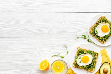 Avokado ıspanak kremalı ve yumurtalı sandviç. Üst görünüm