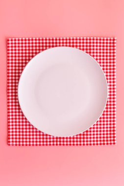 Peçetedeki boş tabağın üst görüntüsü. Akşam yemeği için masayı hazırla.