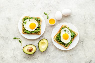 Avokado ıspanak kremalı ve yumurtalı sandviç. Üst görünüm