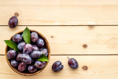 Üst manzaralı mor erikler. Gıda arkaplanı