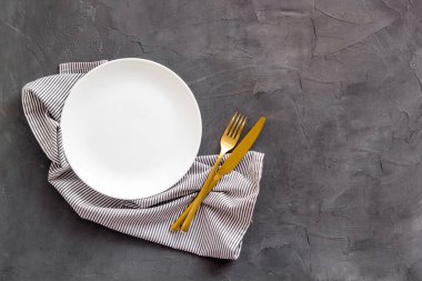 Boş tabak ve çatal bıçak takımı peçeteye. Tablo üst görünümü ayarlıyor