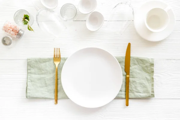 Juego de vajilla con plato vacío con vajilla y vasos en servilleta — Foto de Stock