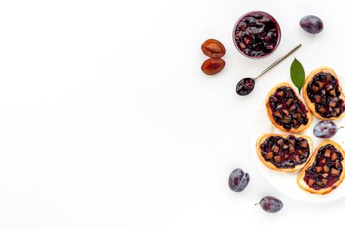 Dolgun reçelli kızarmış ekmek. Gıda düzeni üst görünüm