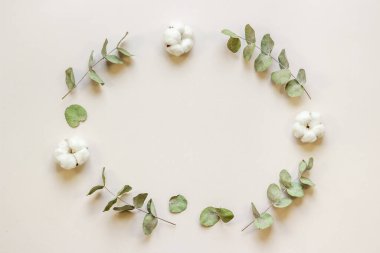 Yeşil okaliptüs dalları ve pamuklu çiçeklerle bembeyaz yatıyordu. Üst görünüm