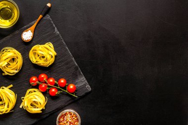 İtalyan makarnası pişirmek için gerekli malzemelerle birlikte fetuccine.