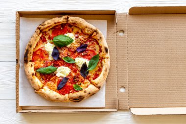 Domates peynirli ve fesleğenli İtalyan pizzası.