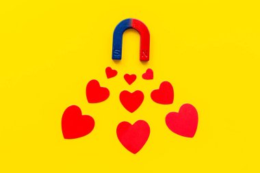 Manyetik aşk konsepti. Kalp şekilli at nalı mıknatısı