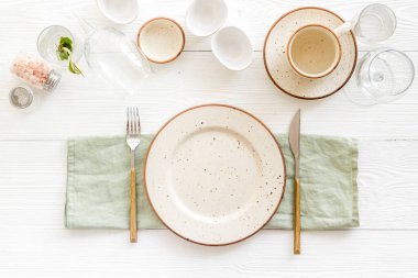 Sofra takımı ve peçeteyle hazırlanmış. Üst görünüm
