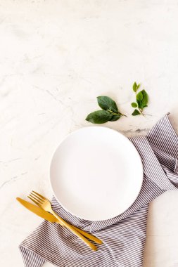 Masa ayarlama görünümü - çatal bıçak takımı ve peçeteli tabak