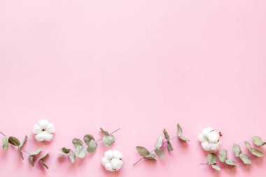 Yeşil okaliptüs dalları ve pamuklu çiçeklerle bembeyaz yatıyordu. Üst görünüm