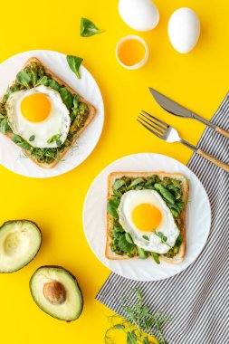 Avokado ve sahanda yumurtalı tost. Sağlıklı kahvaltı.