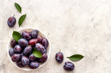 Kasede mor erikler. Erik hasadı üst görünümü