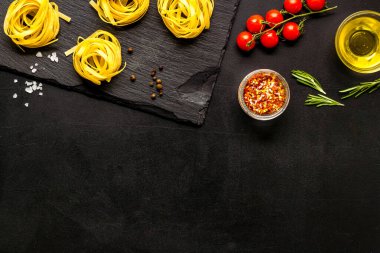 Domatesli makarna malzemesi ve zeytinyağı baharatı.