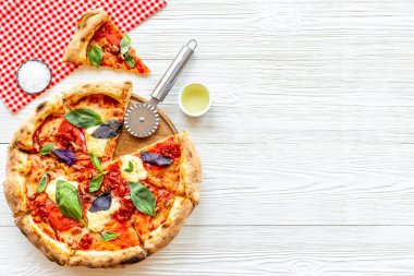 Domates peynirli ve fesleğenli pizza dilimleri.