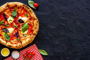 Domates peynirli ve fesleğenli İtalyan pizzası.
