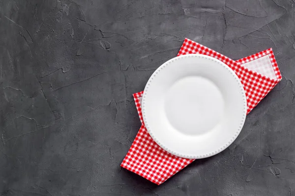 Draufsicht auf den leeren Teller auf Serviette. Tisch zum Abendessen gedeckt — Stockfoto