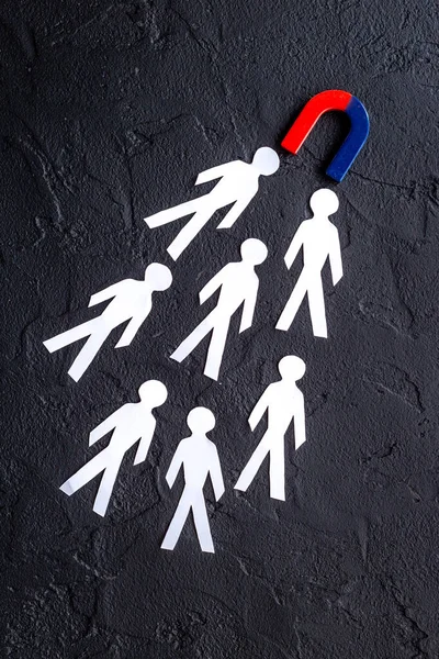 At nalı mıknatısı ve insan figürleriyle kurumsal menegement takımı kavramı