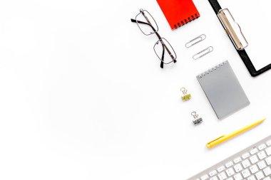 Çalışma yeri bilgisayar klavyesi ve not defteri ile modelleniyor. Üst görünüm