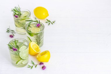 Yaz otları ve limonlu taze soğuk içecek.