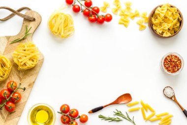 İtalyan makarnası pişirmek için malzemeli fettuccine.