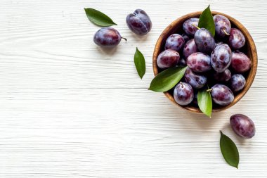 Olgun bahçe erikleri kasede. Yapraklı kiraz meyvesi. Üst görünüm