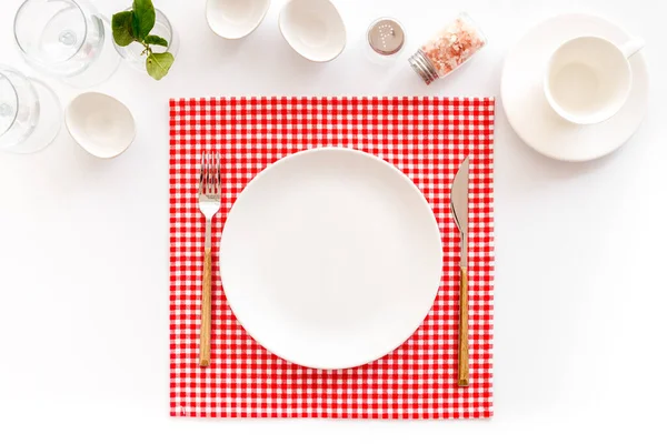 Geschirr-Set mit Blick von oben - Teller mit Besteck und Serviette — Stockfoto