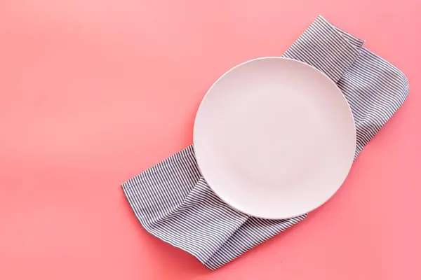 Draufsicht auf den leeren Teller auf Serviette. Tisch zum Abendessen gedeckt — Stockfoto