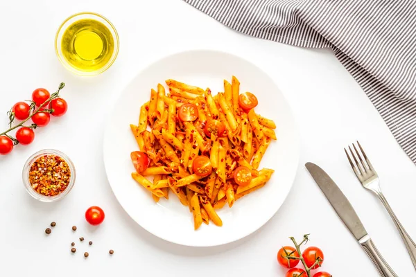 Prato de pasta penne com molho de tomate e ervas — Fotografia de Stock