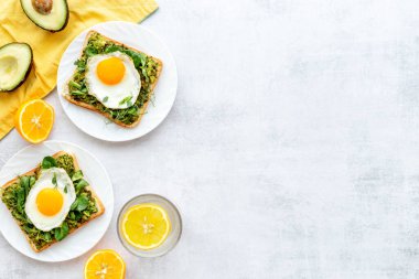 Kızarmış yumurta ve avokado sosu ile kahvaltı. Üst görünüm