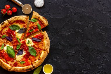 Peynirli, domates soslu ve fesleğenli lezzetli pizza.