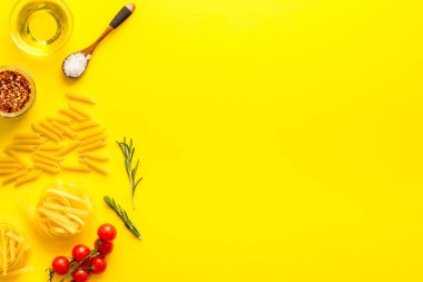 Domatesli makarna, zeytinyağı, baharat ve bitkiler.