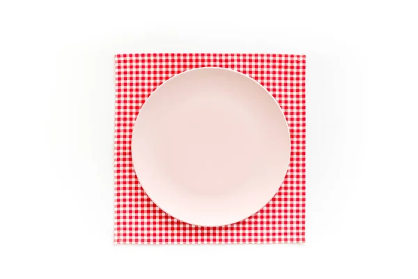 Draufsicht auf den leeren Teller auf Serviette. Tisch zum Abendessen gedeckt — Stockfoto