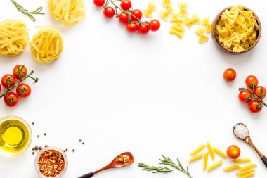 İtalyan makarnası pişirmek için malzemeli fettuccine.