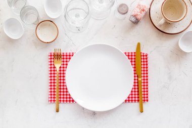 Yukarıdan manzaralı yemek takımı - çatal bıçak ve peçeteli tabak