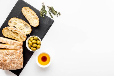 Zeytinli ekmek dilimlenmiş zeytin yağı. İtalyan yemeği aperatifi