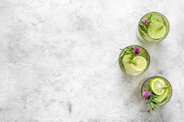 Yaz otları ve limonlu taze soğuk içecek.