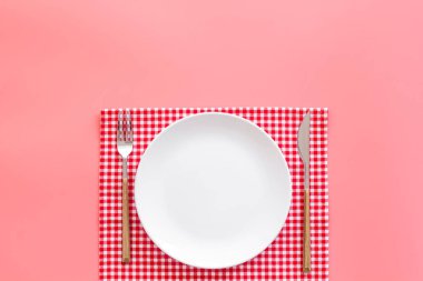 Masa örtüsü üst görünümü olan boş masa takımı. Tabak çatal ve bıçak peçeteye.