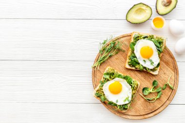 Kızarmış yumurta ve avokado sosu ile kahvaltı. Üst görünüm