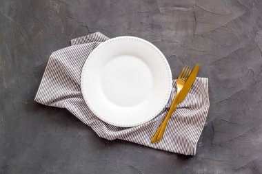 Sofra takımı ve peçeteyle hazırlanmış. Üst görünüm