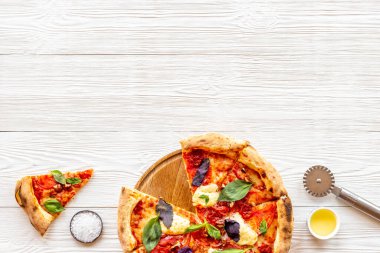 Domatesli, peynirli ve fesleğenli İtalyan pizzalı margherita.