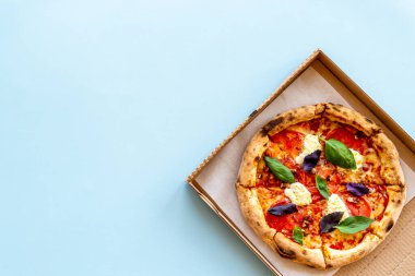 Domatesli, peynirli, fesleğenli İtalyan pizzası.