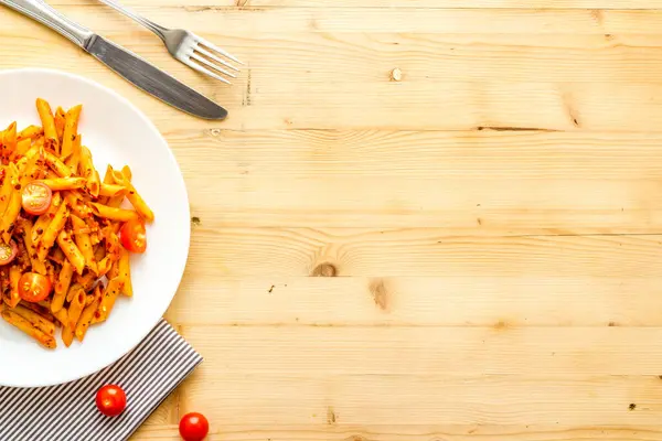 Prato de pasta penne com molho de tomate e ervas — Fotografia de Stock