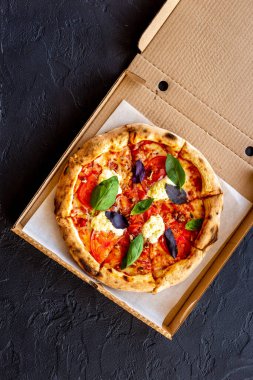 Peynirli, domates soslu ve fesleğenli lezzetli pizza.