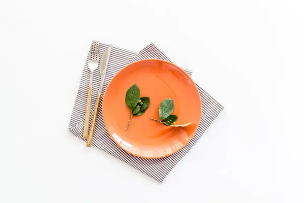 Weißer Teller mit Gabel und Messer auf Tischserviette. Tisch gedeckt — Stockfoto