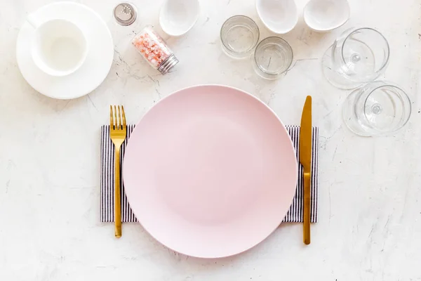 Speiseteller mit Besteck und Serviette. Ansicht von oben — Stockfoto