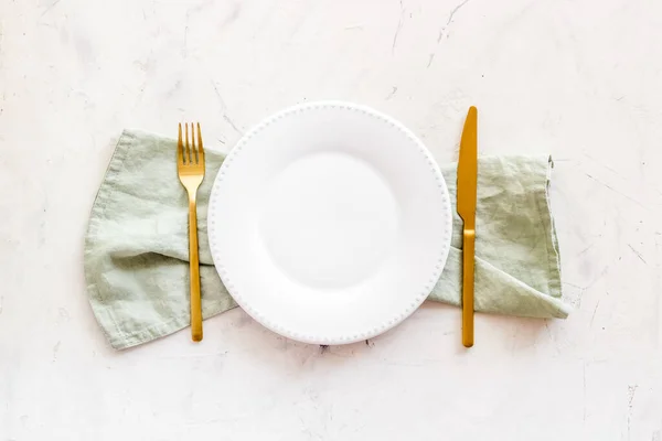 Ajuste de plato de cena con cubiertos y servilleta. Vista superior — Foto de Stock