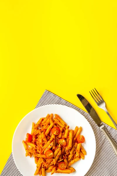 Massa italiana cozida em prato com molho de tomate e ervas — Fotografia de Stock