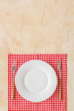 Masa örtüsü üst görünümü olan boş masa takımı. Tabak çatal ve bıçak peçeteye.