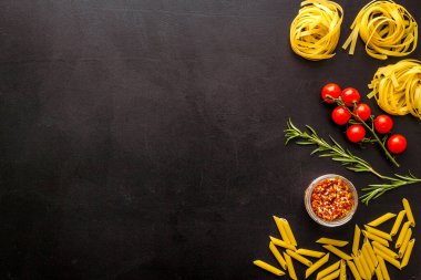 Malzemeli Fettuccine makarna - domates zeytinyağı ve bitkiler