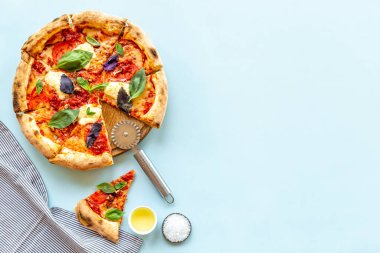 Domates peynirli ve fesleğenli pizza dilimleri.
